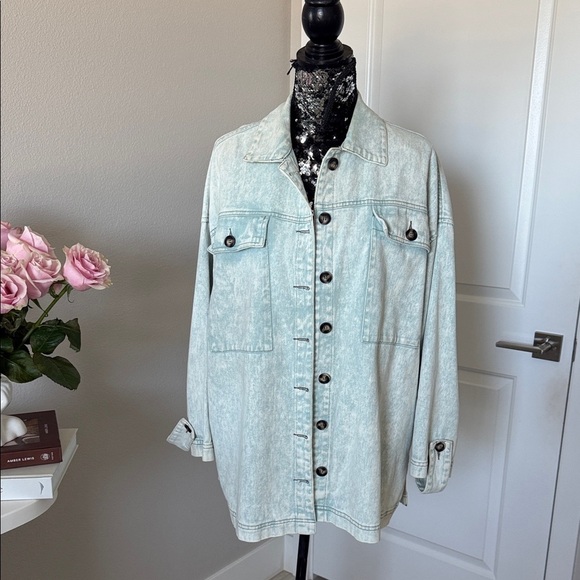 Women's Light Wash Denim Jacket - Picture 1 of 6
